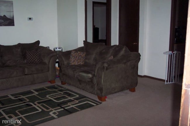 Building Photo - 3 br, 1 bath Apartment - 4 Windy Hill Rd.