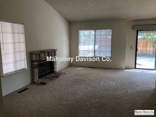 Building Photo - 869 Maria Dr