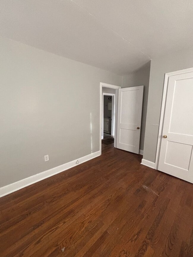 Building Photo - 2 bedroom 1 bathroom house