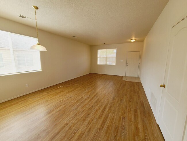 Foto del edificio - Spacious 2 story 4 bed 2.5 bath home in Huning Ranch.
