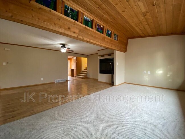 Building Photo - 749 Skyline Dr NE