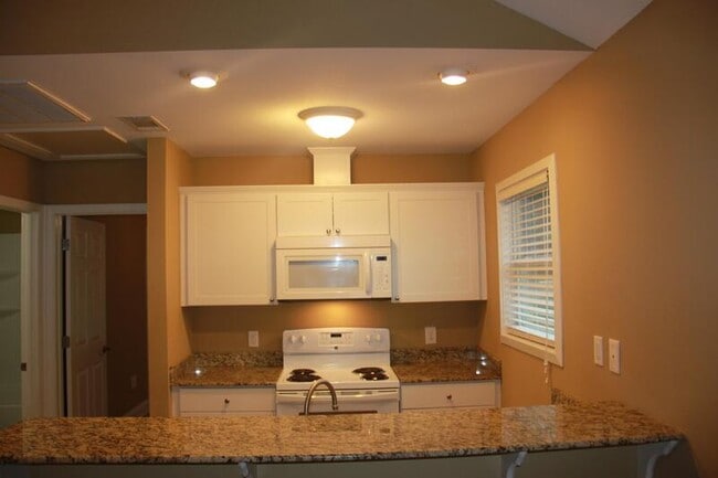 Building Photo - 46464 Heatherwood Dr.  #1