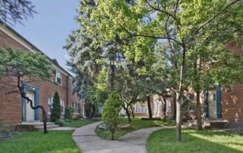 Building Photo - 2112 W Farragut Ave
