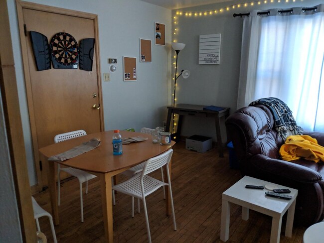 Foto del edificio - 3340 N Downer Ave