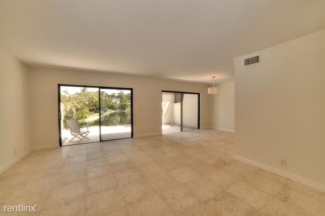 Building Photo - 3 br, 2.5 bath Townhome - 3012 Lakewood Ln