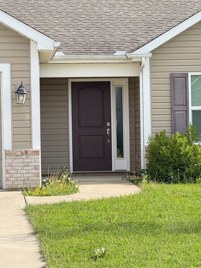 Building Photo - BEAUTIFUL...4 Bedroom 2 Bath