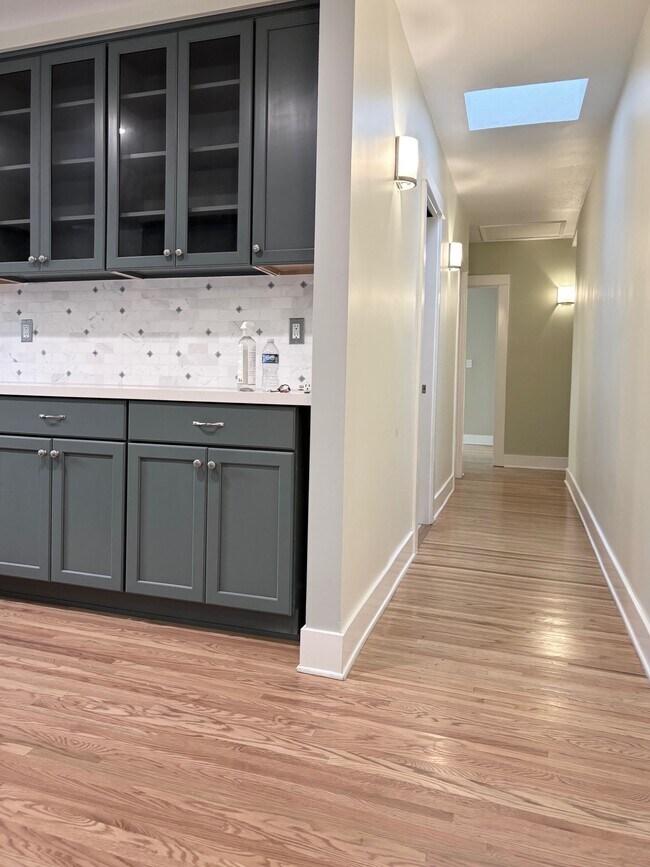 Building Photo - 559 W 39th St