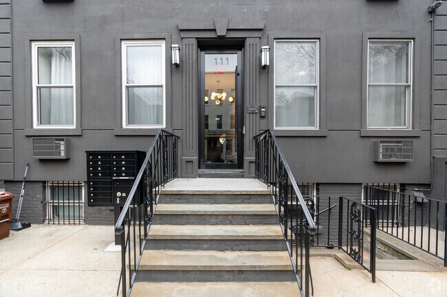 Entrada del edificio - 111 Huron St
