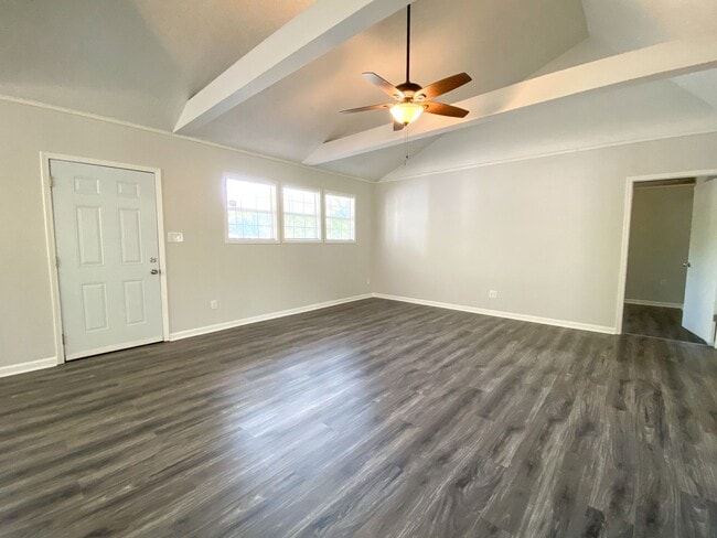 Building Photo - 4 Bed 2 bath with updated bathrooms