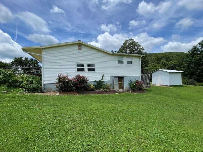 Building Photo - 3 Bedroom 1 Bathroom House Stilwell, OK