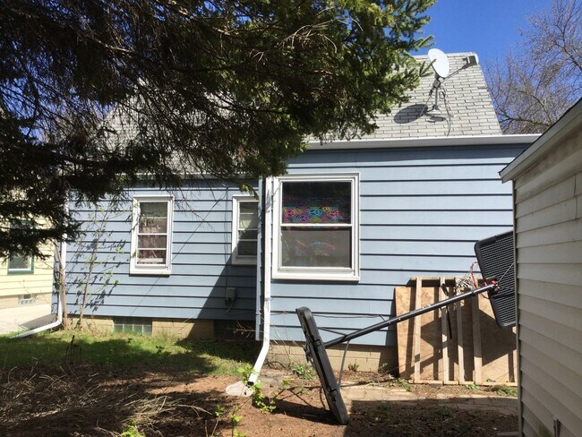 Building Photo - 3 bedroom single family home with detached...