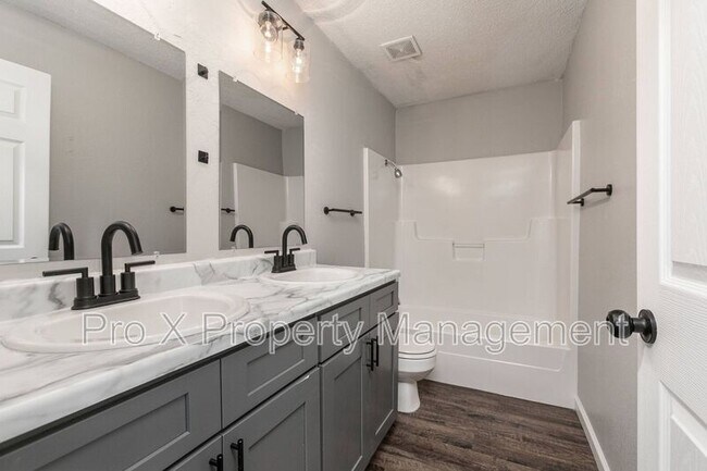 Foto del edificio - 1138 E Walnut St