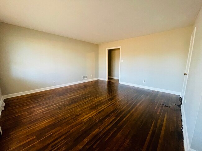 Foto del edificio - 3714 Rosehaven Dr