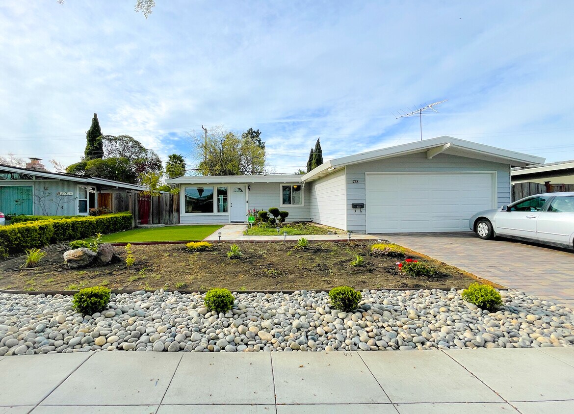 Primary Photo - 758 Lakebird Dr