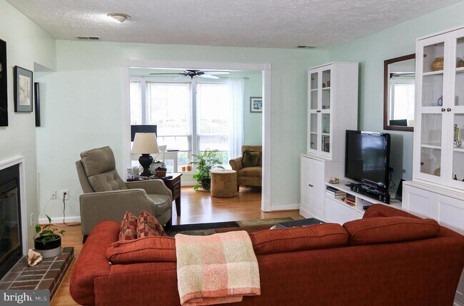 Foto del edificio - 10044 Oakton Terrace Rd