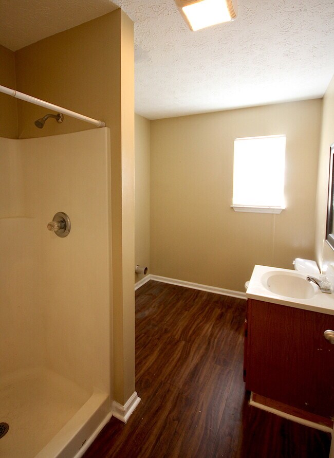 Building Photo - Spacious 4BR/2BA Brainerd Home Move In Ready!