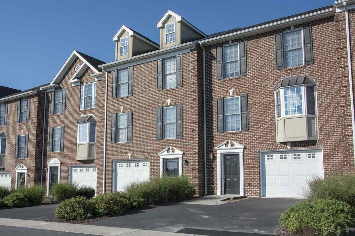 Primary Photo - 2021 Buttonwood Ct