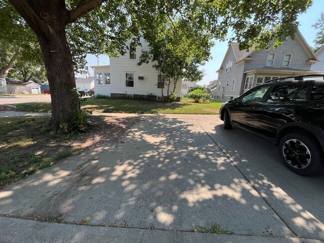 Building Photo - Newly Updated 2nd Floor 2 Bed/1 Bath Duplex Apartment