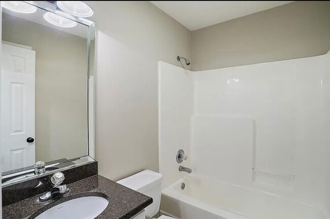 Building Photo - 401 Westport Way