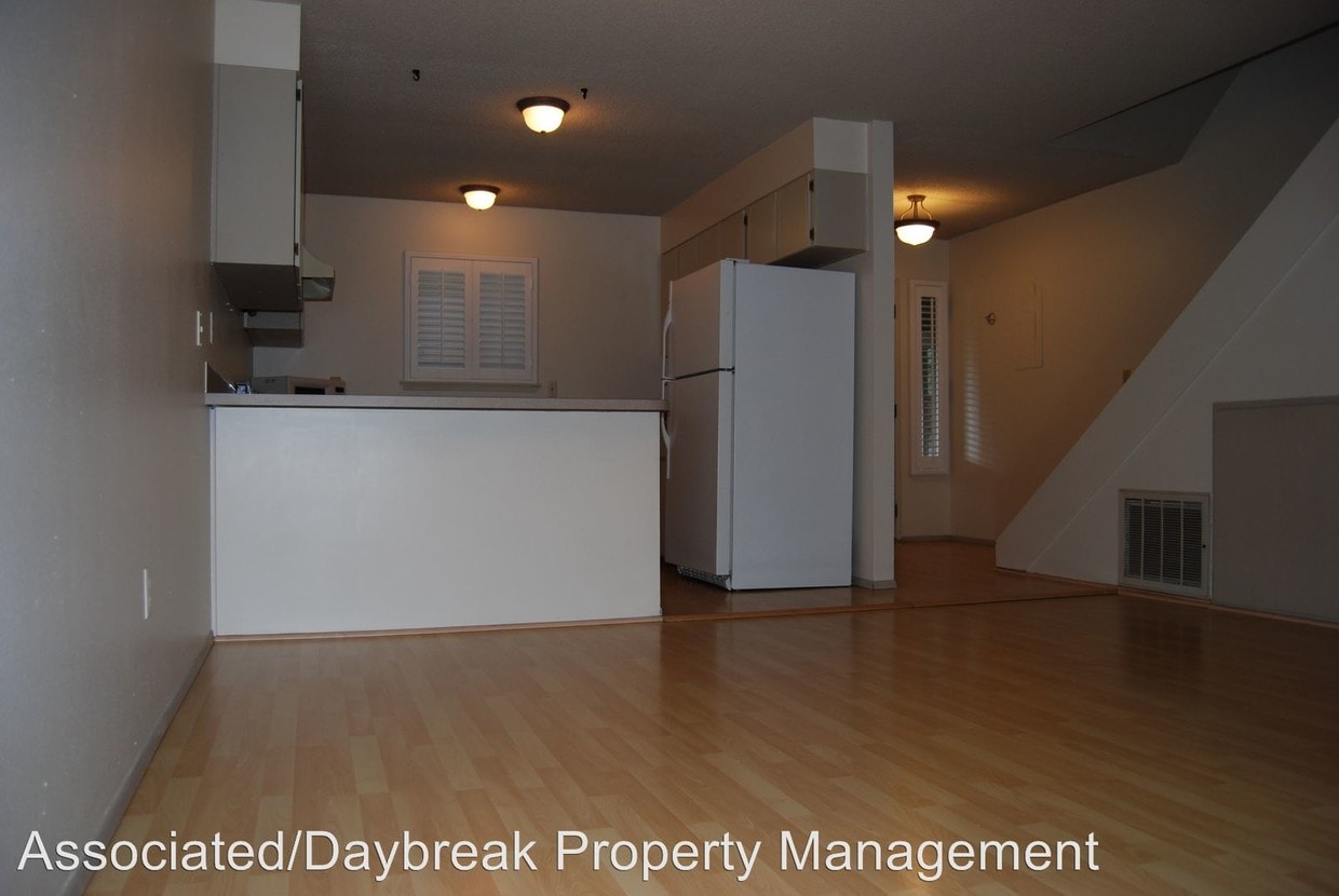 Primary Photo - 2405 W Lincoln Ave