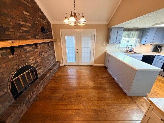 Foto del edificio - 548 Queenswood Dr