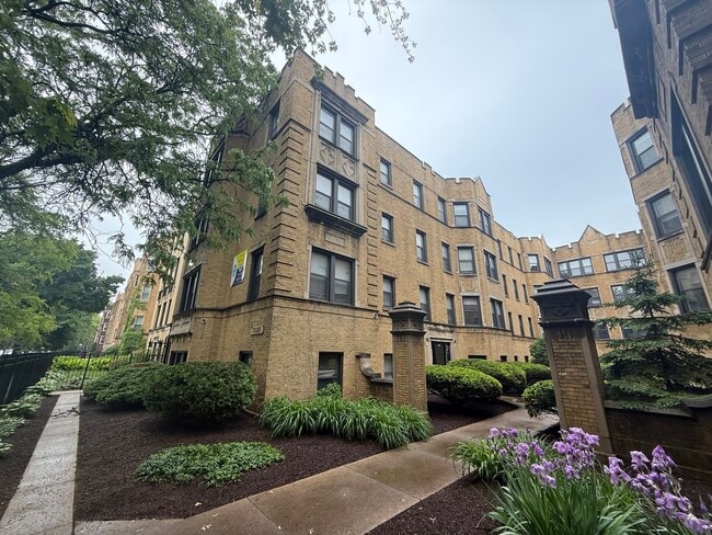 Building Photo - 7351 N Damen Ave