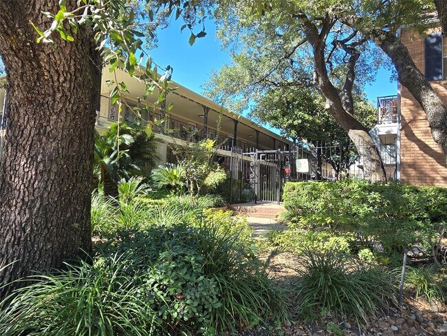 Foto del edificio - 11550 Chimney Rock Rd