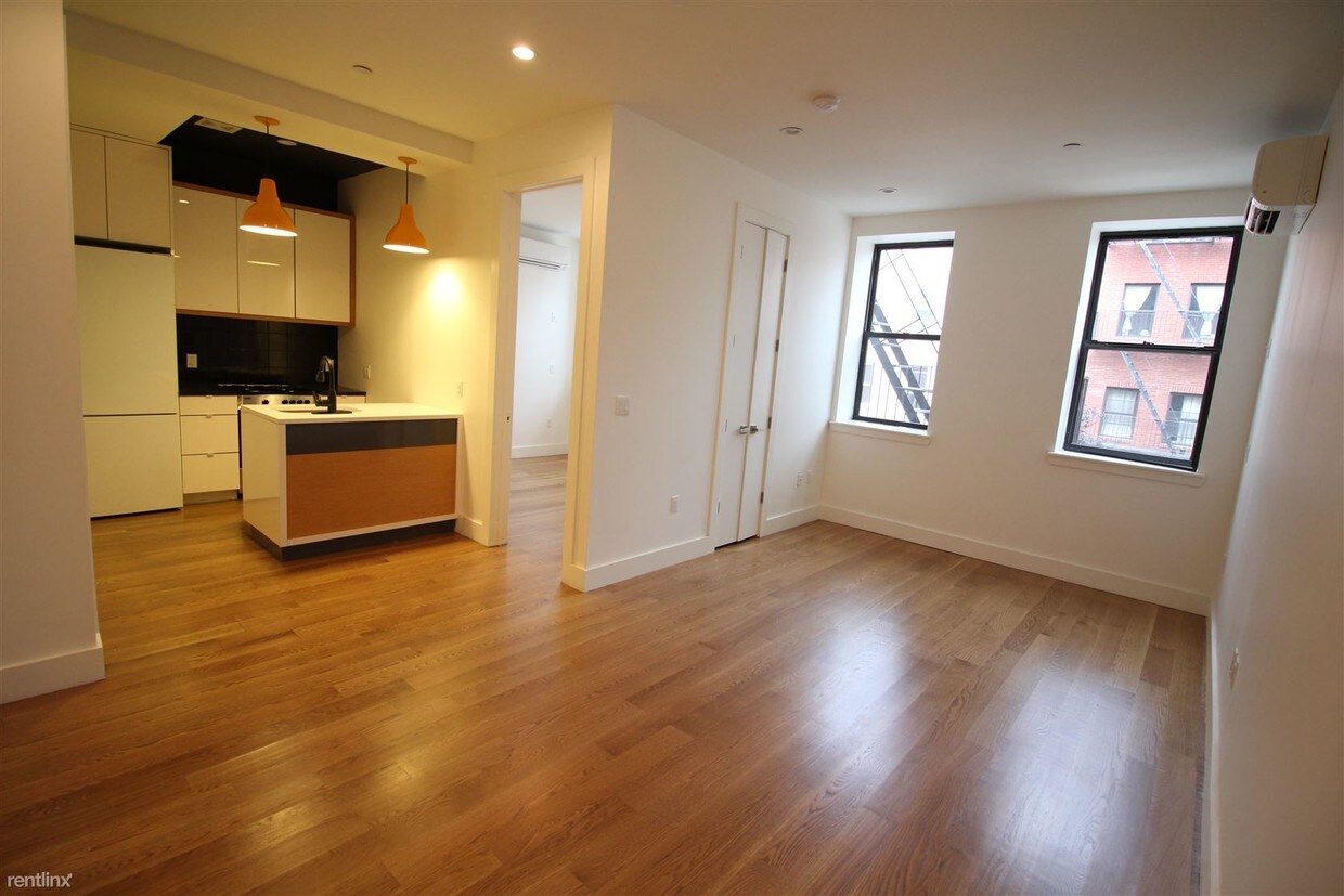 Primary Photo - 138 Manhattan Ave