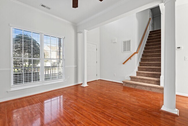 Foto del edificio - Fenced yard 4 bedroom townhouse in North R...