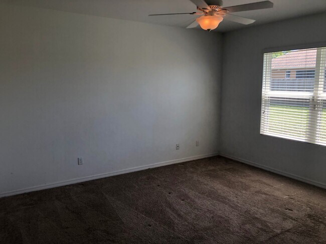 Building Photo - 3 bedroom 2 bath single family home