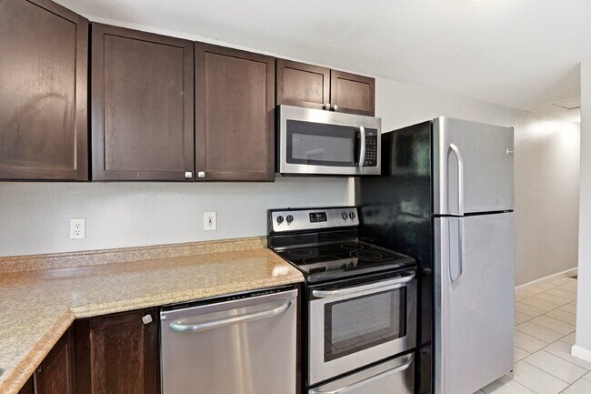 Foto del edificio - $2,120.95 with $300 off the first month's rent, 2 Beds - 2 Bath, Duplex in Lakewood with Cozy Car...