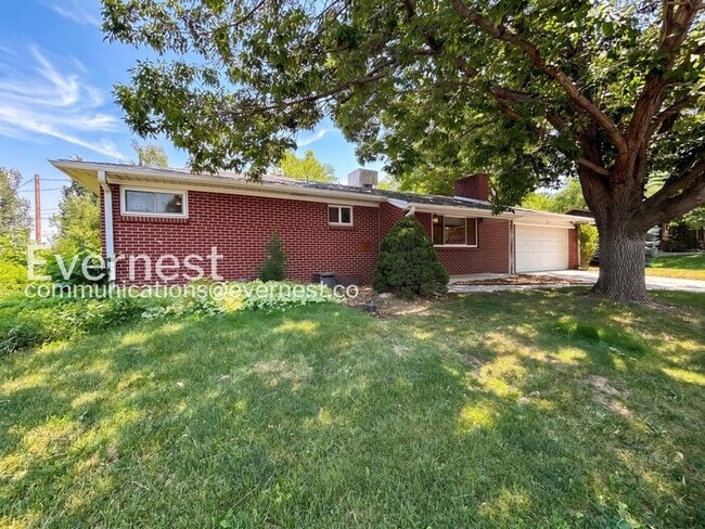 Building Photo - 4bed/2bath single family home in Denver with fenced yard/ Available now!