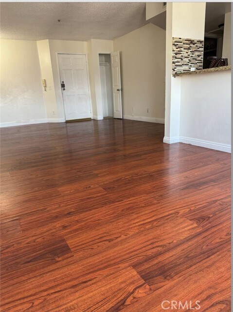 Foto del edificio - 9014 Burnet Ave