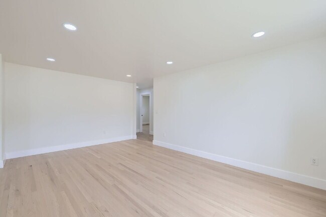 Foto del edificio - Beautifully Updated Duplex