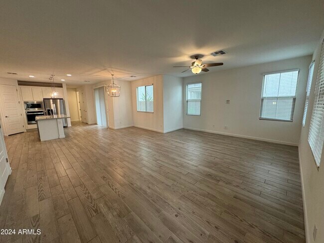 Building Photo - 2019 W Holden Dr