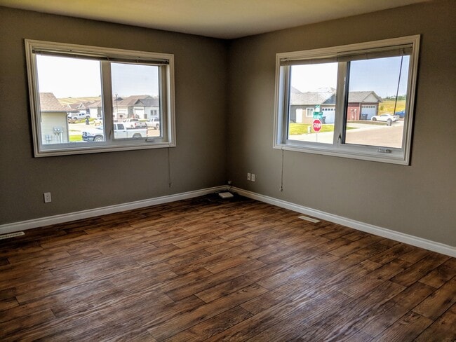 Building Photo - 805-888 88 Ave