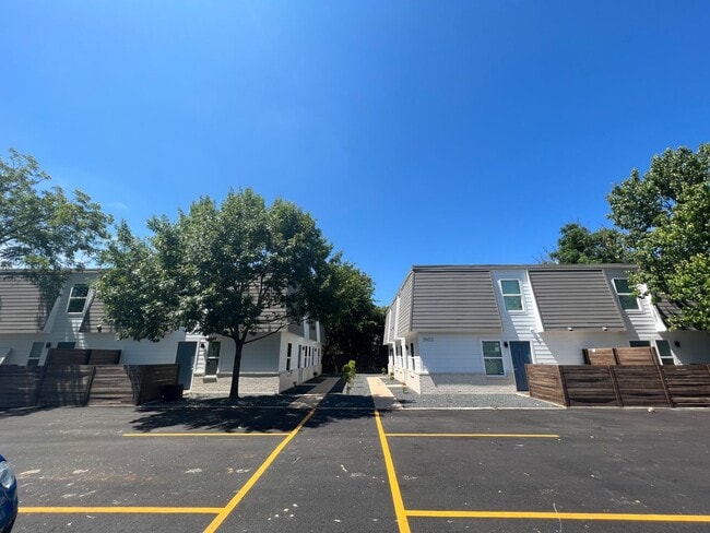 Building Photo - IN THE LOOP 2BD/1BA Brand New Finish Out /...