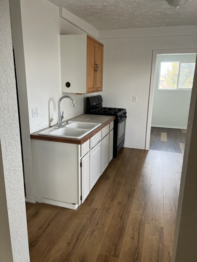 Foto del edificio - 2414 W Broadway Ave