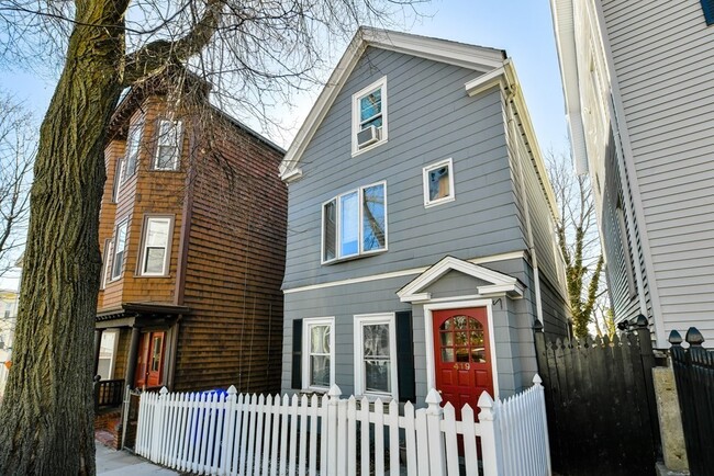 Building Photo - 419 E 7th St