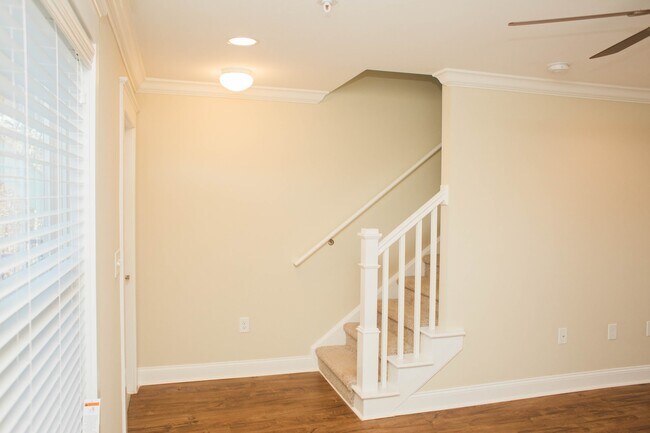 Foto del edificio - 2 Bedroom Townhouse at the Woodlands! Schedule a tour today! Only $500 deposit!