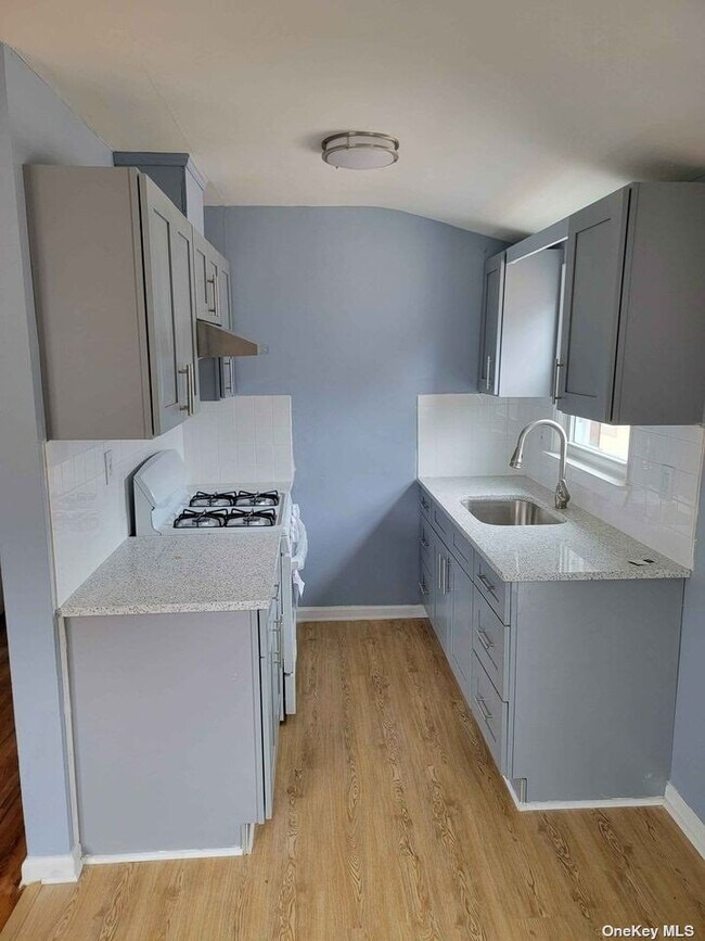 Building Photo - 81-52 Little Neck Pkwy
