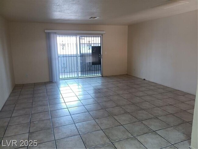 Building Photo - AVAIL NOW 7/21/25 TOWNHOME 3/2 WITH BACKYARD