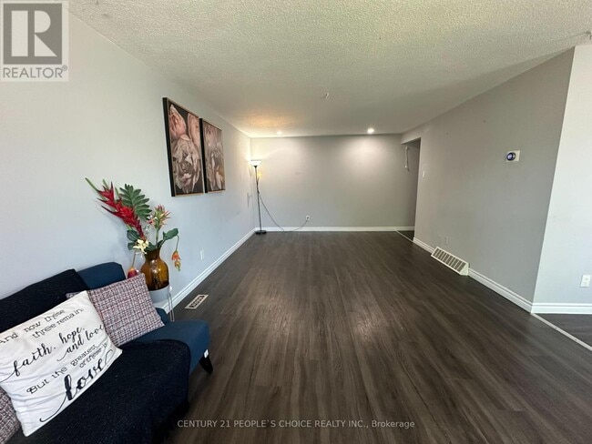 Photo du bâtiment - 88-88 Avonwood Dr