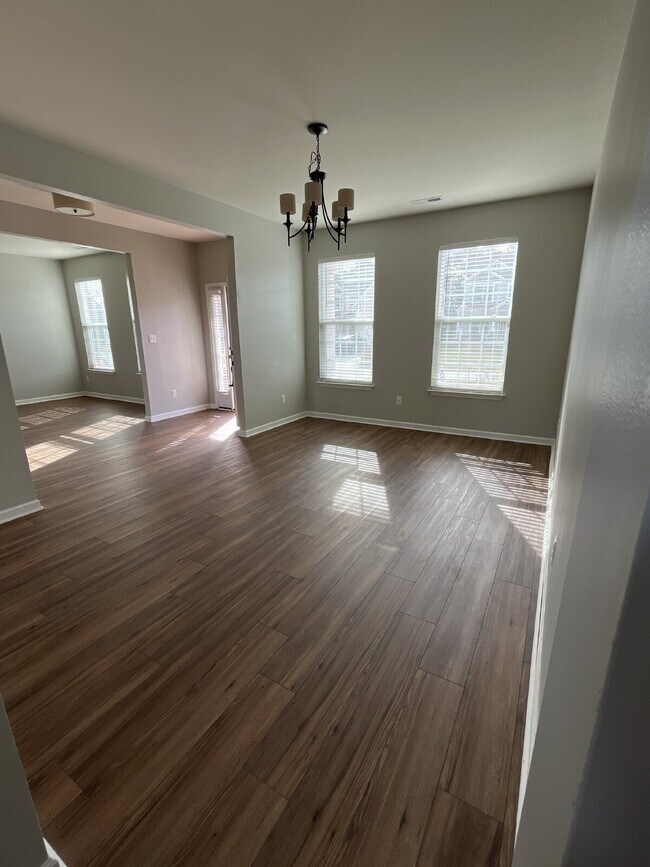 Foto del edificio - "Charming 4-Bed High Point Home with Granite Elegance & Cozy Fireplace!"