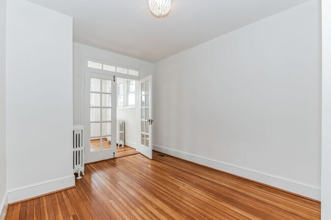 Building Photo - Immaculate 3-level 3Bd/1.5Bth Rowhome in t...