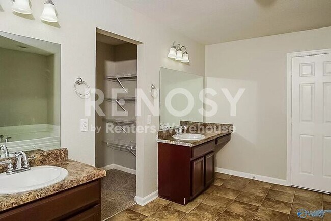 Foto del edificio - 123 Forestbrook Dr