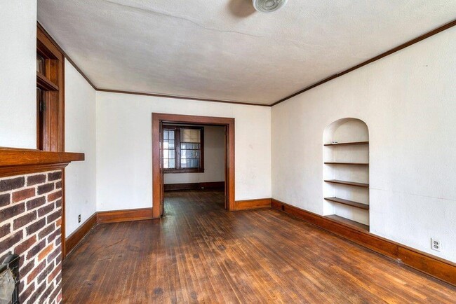 Building Photo - 25 W Charlotte Ave