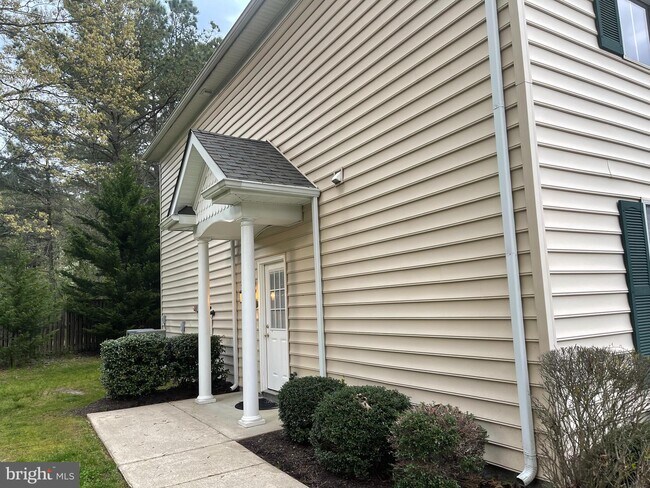 Foto del edificio - 22565 Chickadee Circle