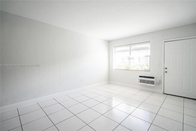 Foto del edificio - 7829 Carlyle Ave