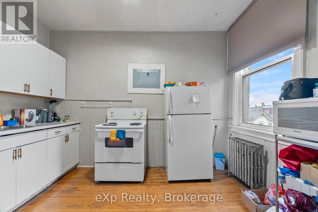 Building Photo - 109 Downie St